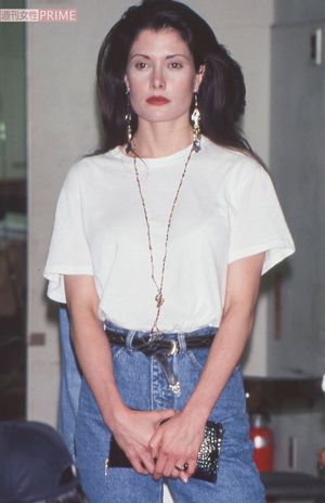 会見場で仁王立ちのカイヤ。27年後、2人に泥沼の離婚訴訟が待っているとは……