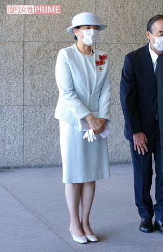 アイスブルーの膨れ織のジャケットはノーカラーですっきり。赤十字の赤いリボンがアクセサリーのよう。「膨れ織の菱形とハットのリボンの柄も菱形とモチーフを合わせてさりげないおしゃれ。ボタンのフラワーモチーフも柔らかさがプラスされています」（日置さん） 第48回フローレンス・ナイチンゲール記章授与式（8月10日）