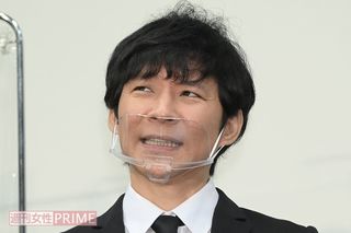 謝罪会見での渡部建。空を仰いだり目をギュッとつむるような瞬間が多かった