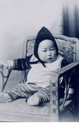 お坊ちゃまとして育ち、地元の子どもたちからいじめの標的にされたことも