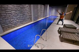ヒカキンが住む20億円の新居には大きな室内温水プールが（本人のYouTubeチャンネルより）