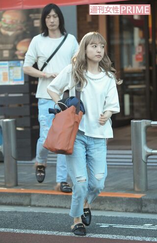 マックからペアルックで出てきた村田充（左）と神田沙也加さん