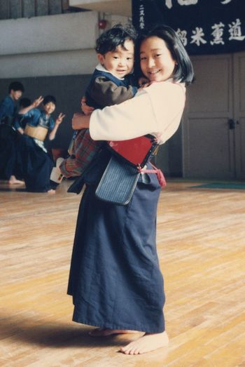 2歳のとき、弟と。10年間続けた剣道でみどりさんの負けん気が培われた