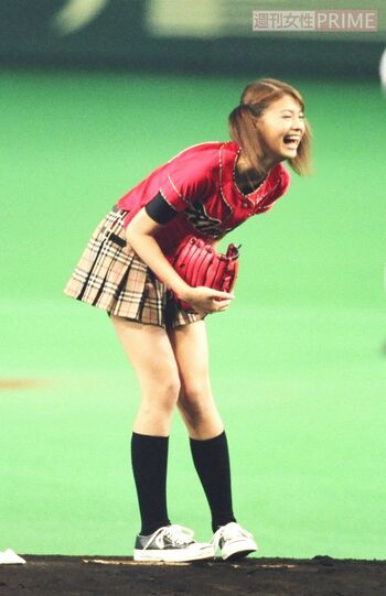 東京ドームで始球式を務めた吉川ひなの（1998年）