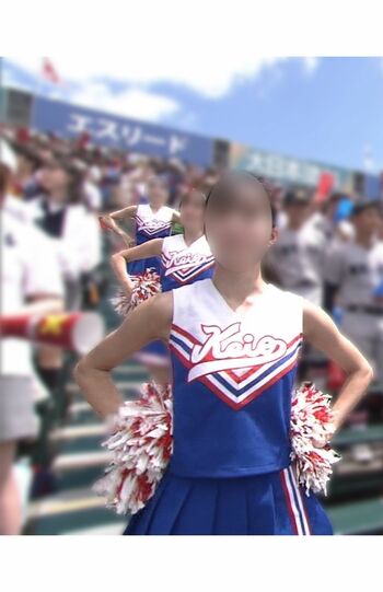 ブルーのユニフォームが爽やかな慶応女子のチア（編集部で一部加工、SNSより）