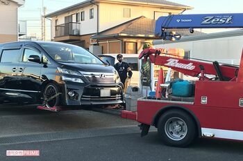 警察にレッカー移動される入江公史郎容疑者の高級バン