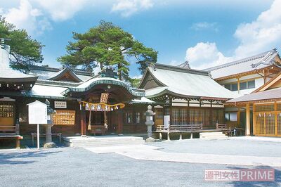 平安時代にルーツがあるという歴史ある神社。須佐之男命と伊邪那美命を祀る