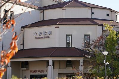 「劇団員が公演直前にタオル姿で失踪」宝塚歌劇団の元スタッフが経験した「新人がどんどん辞めていく」年功…