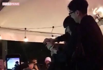 秋元梢、幸せそうな表情を浮かべてシャンパンをラッパ飲みする一幕も