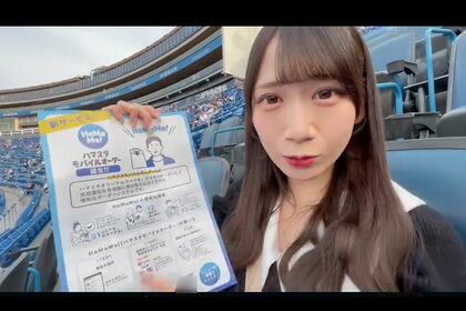 動画でモバイルオーダーサービスを説明、QRコードの読み込みを促した（志柿じゅみ公式ツイッターより）