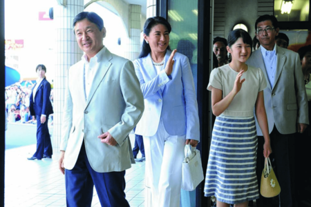 '16年8月。伊豆急下田駅。「ライトグレー、ライトブルー、ライトベージュ、グレイッシュブルー、ネイビーと5色もの色数をまとめて見せているのは、やっぱりホワイト。リンクコーデとしては上級編」撮影／JMPA