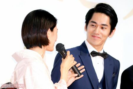 2017年公開の映画『海辺の生と死』完成披露上映会に出席した満島ひかりと永山絢斗