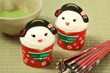 プリンが人気の「パステル」と宇治茶専門店「祇園辻利」が新商品『濃いプリン　舞妓さん』（1個680円）などを共同開発。パステル店頭にて6月30日まで期間限定で販売される※取り扱いのない店舗あり