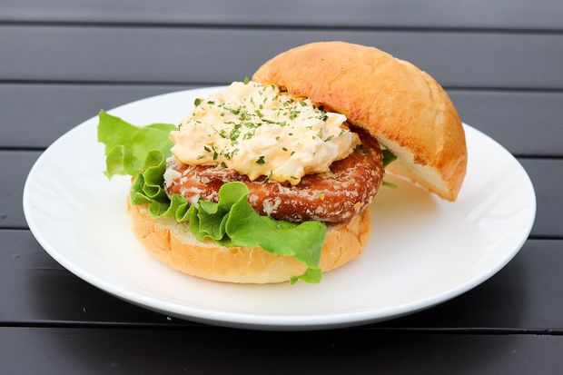 『湘南バーガー』のたまごタルタル竜田バーガー　撮影／齋藤周造