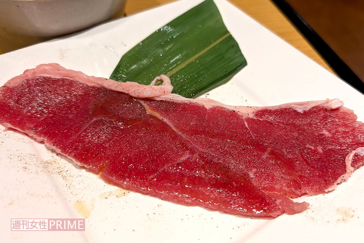 焼肉きんぐ名物「ねぎポンで食べる大判サーロイン」　撮影／週刊女性編集部