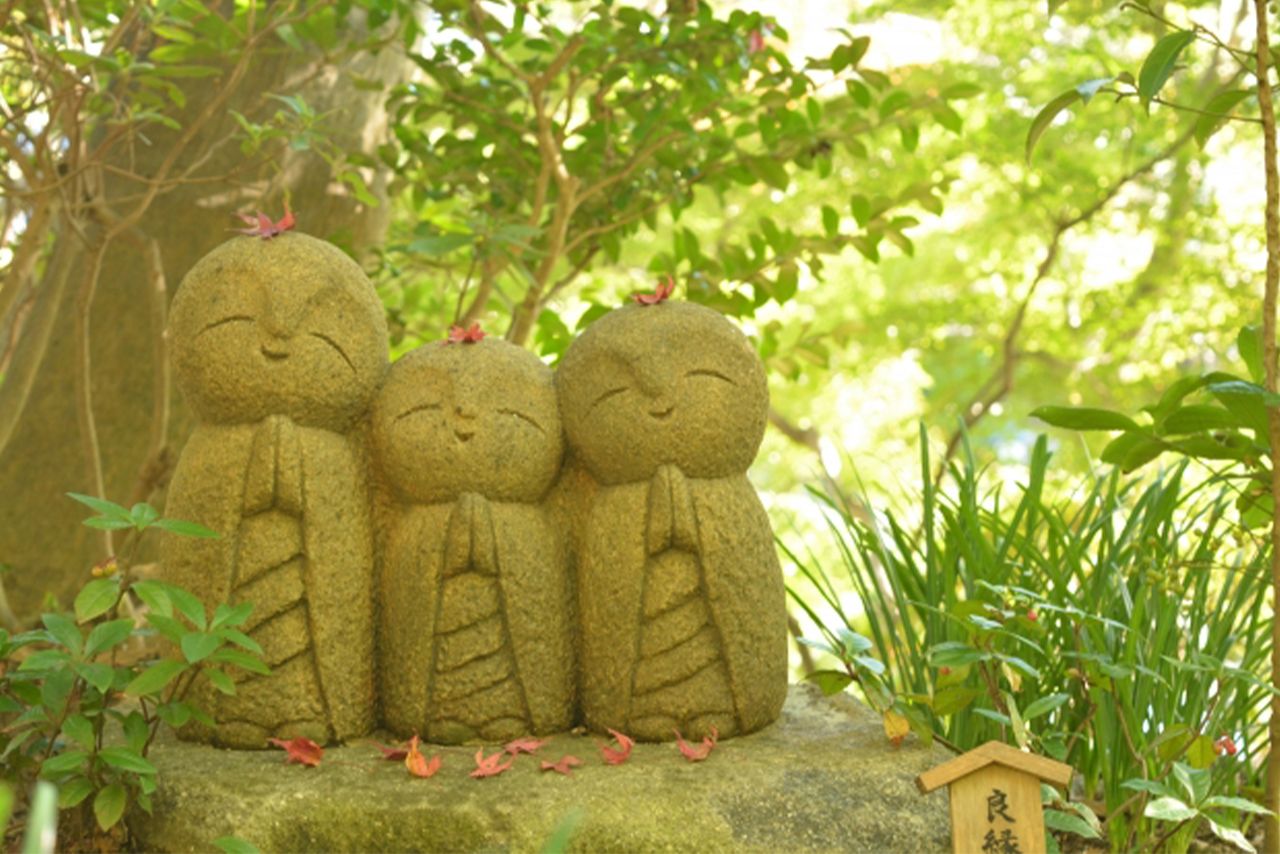 お地蔵さまは地域に根付いた最も身近な仏様。年末年始などのお参りで寺院に行った際には、手を合わせてたくさん願い事をしてほしいと千葉さん　※写真はイメージです