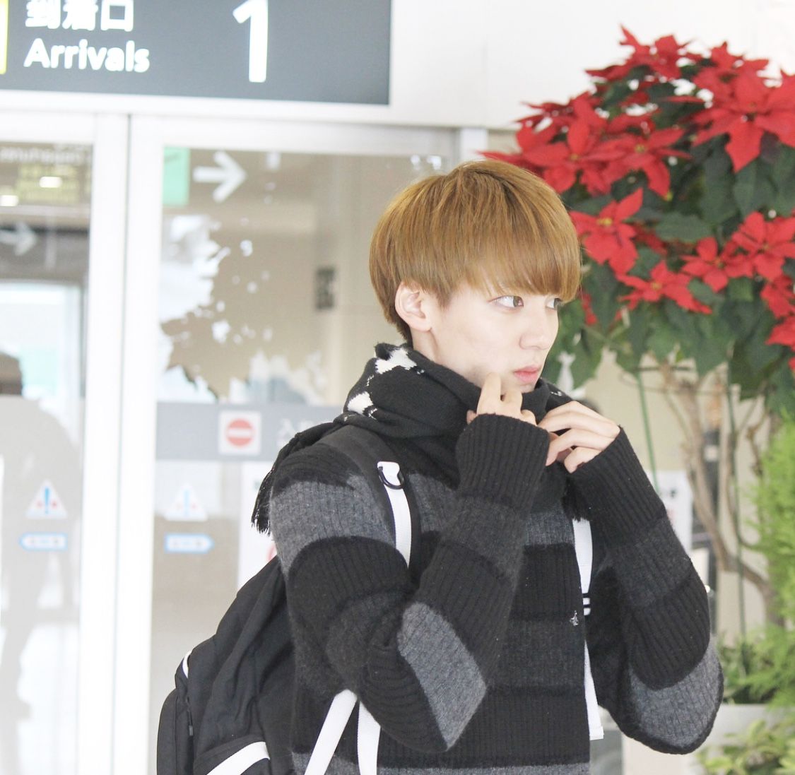 被写体は僕です。空港は基本的に暗い上にメンバーがかなりのスピードで通過していくのでカメラの設定の微調整が必要です。