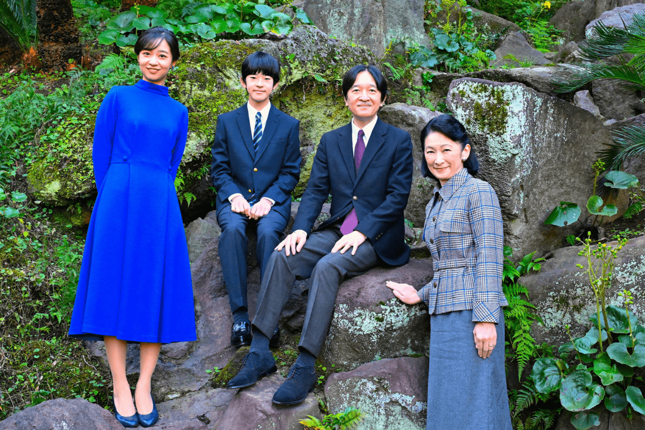 11月30日、秋篠宮さまの誕生日にあたって宮内庁が公開したご一家の近影。改修後の秋篠宮邸にて