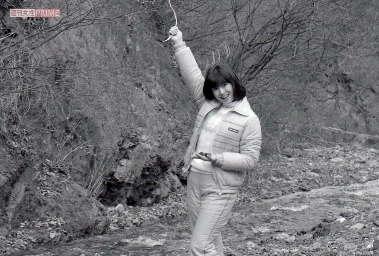 山梨県・桃の木温泉にて元気よくポーズを決める河合奈保子