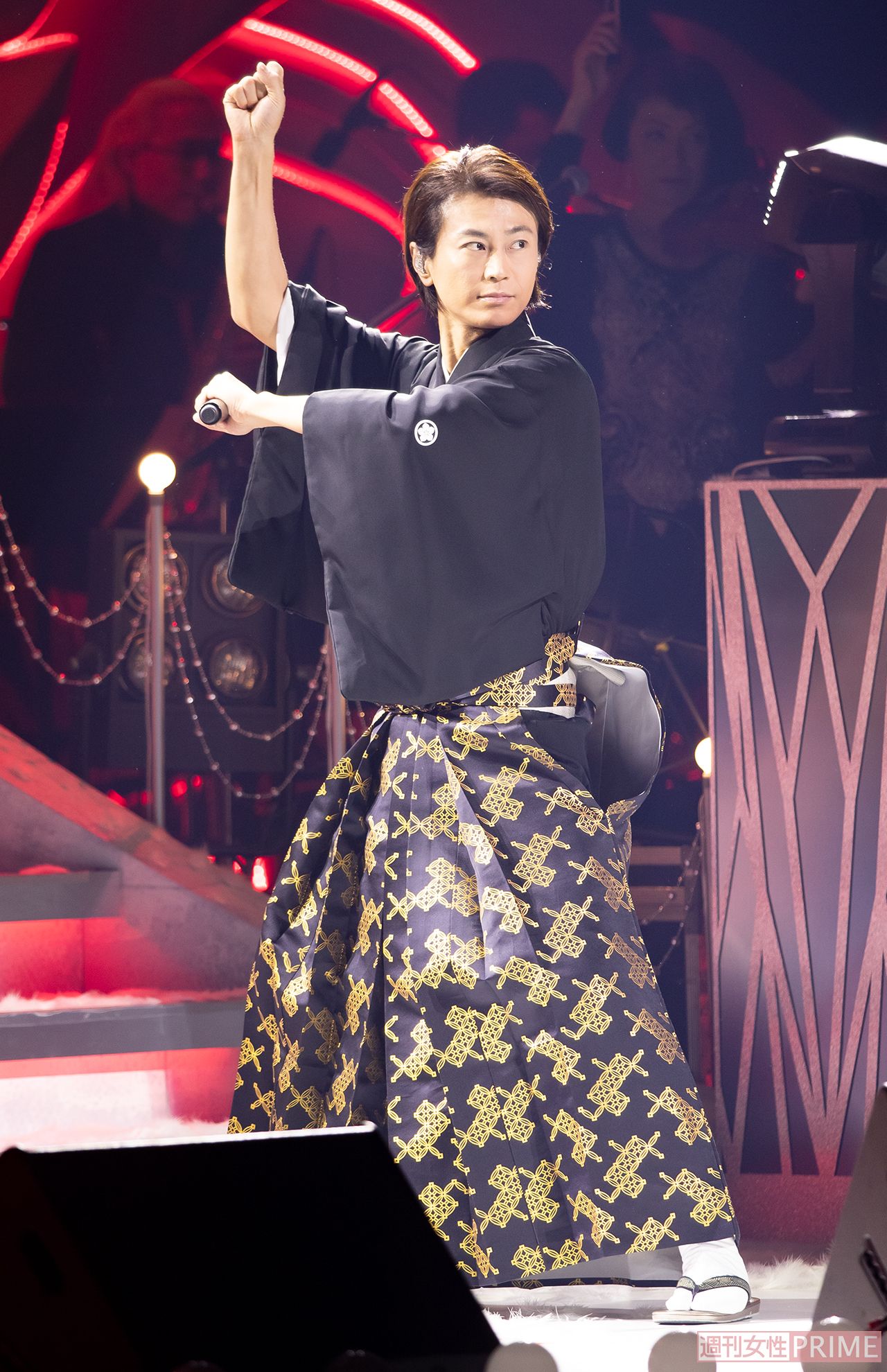 凛々しい黒の紋付袴（はかま）で『きよしの人生太鼓』『男の絶唱』『白雲の城』など。冴（さ）えわたるきよし節に、割れんばかりの拍手　撮影／廣瀬靖士