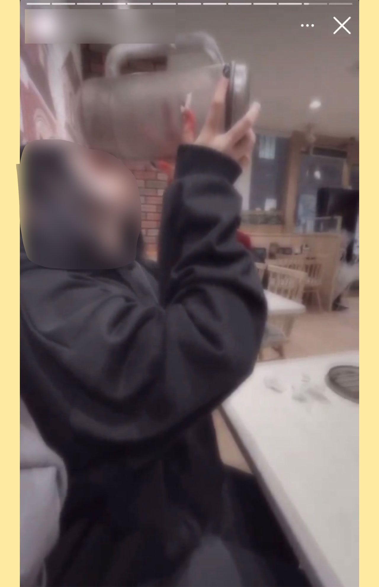 ネット上で拡散されている『すき家』の店内でピッチャーの水を直飲みする女性