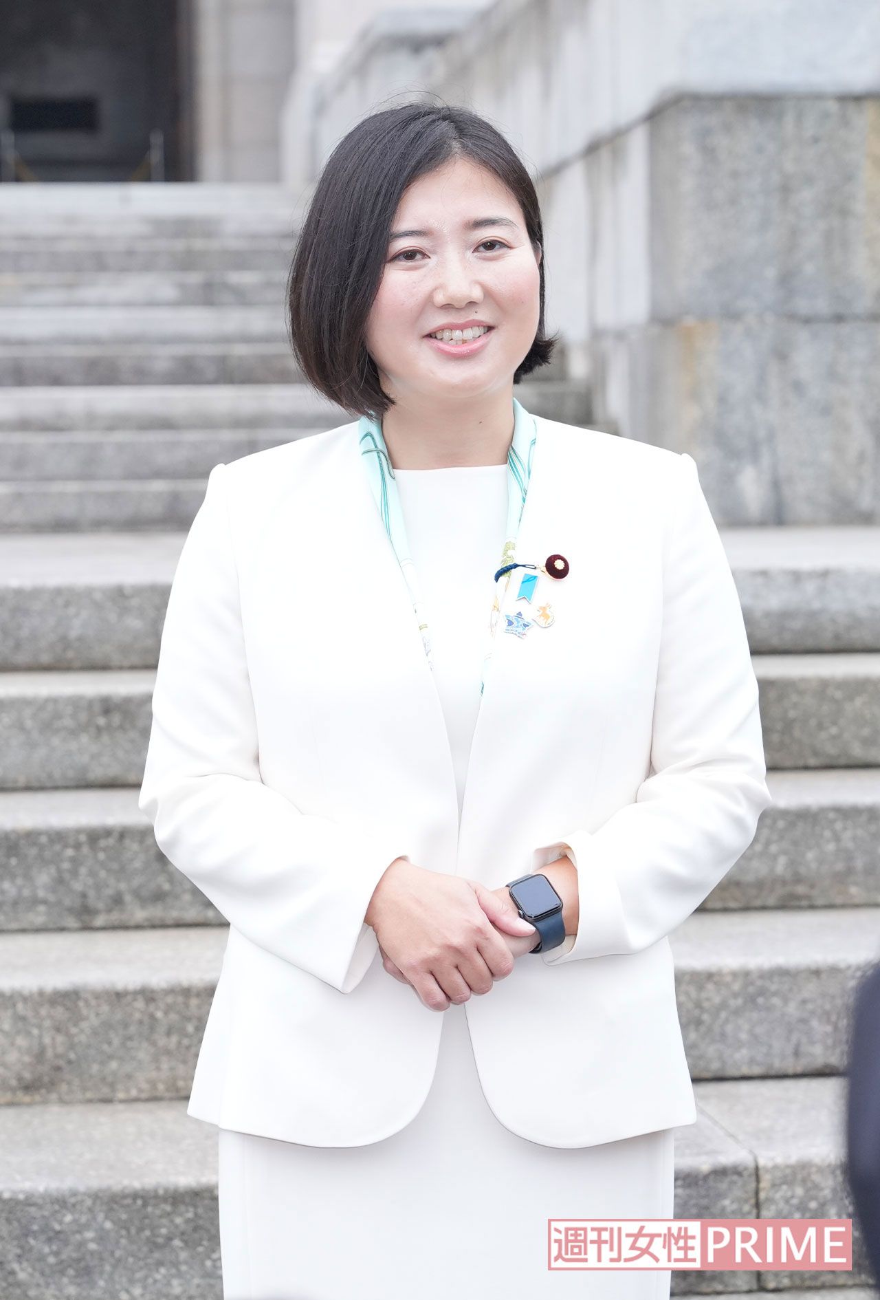 11月11日、初登院をしてポーズを決める自民党の向山淳氏	