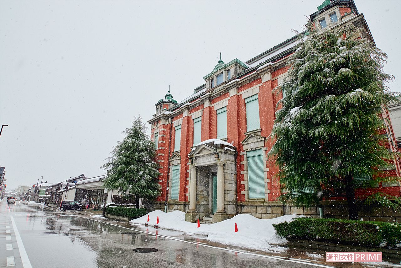 高岡御車山会館のすぐ近くにある赤レンガの銀行。古い建物も多く、それらを巡っても楽しそう！　撮影／山田智絵