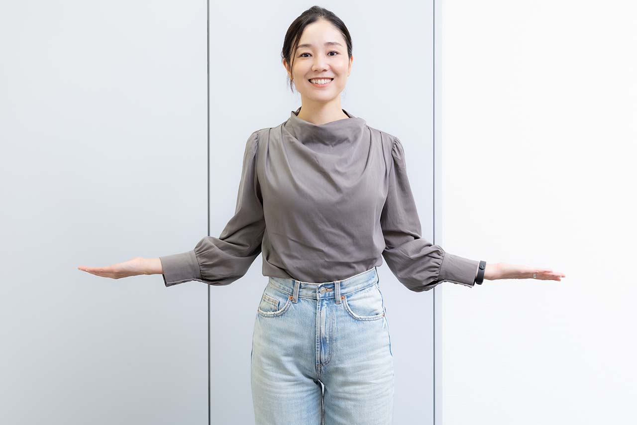 YTWLの「L」のストレッチをする千春さん。姿勢を正し、腕を開く際に胸も大きく開くのがポイント