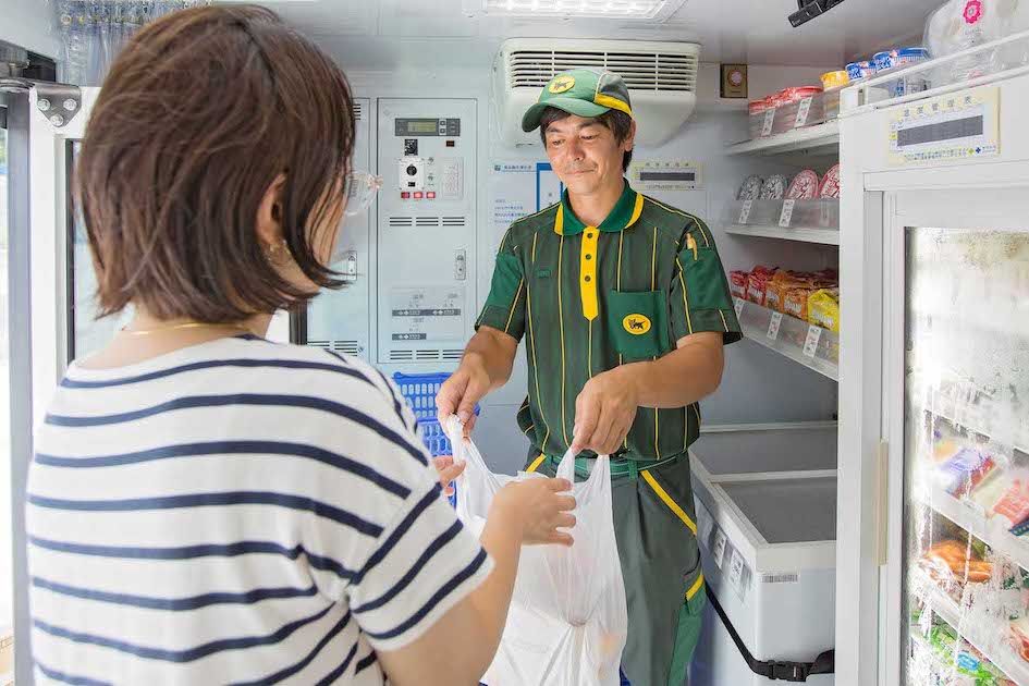 ヤマト運輸、人口減少・住民の高齢化が進む北海道奥尻島での移動販売専用車の内観