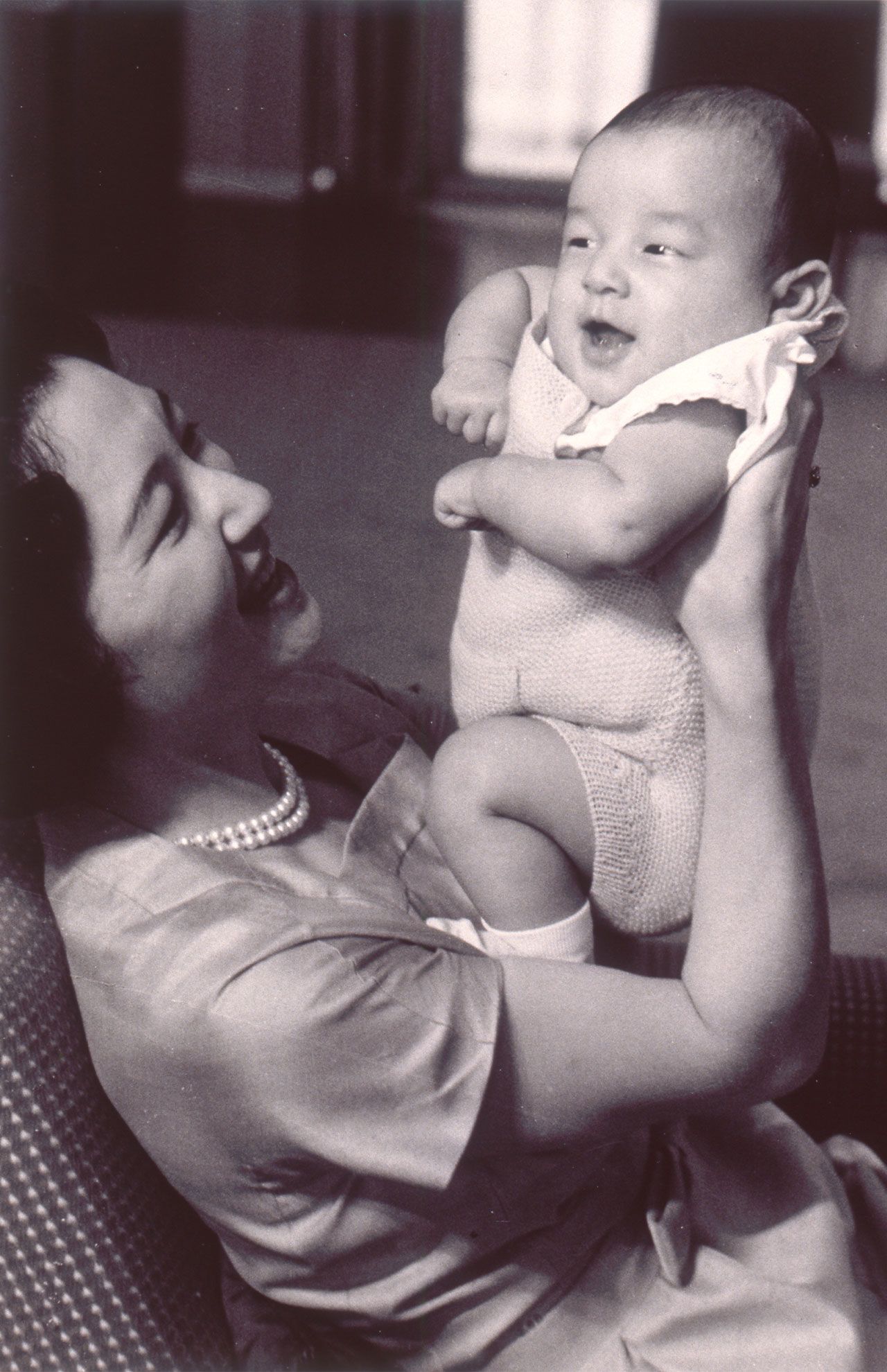 '60年6月、浩宮さま（当時）が美智子さまにあやされるご様子。生後4か月に当たって、皇室の儀式のひとつである『お箸初めの儀』が行われた。