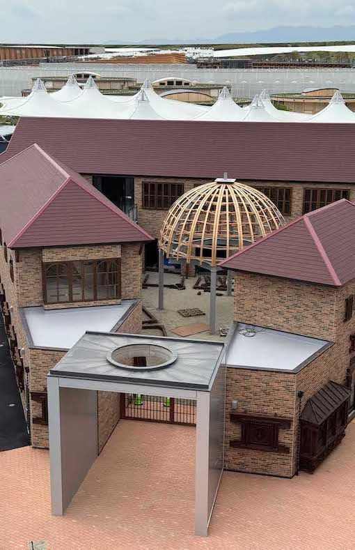 大阪・関西万博のネパール館。外装は立派だが、木材が剥き出しになったままで工事が停止している（Xより）