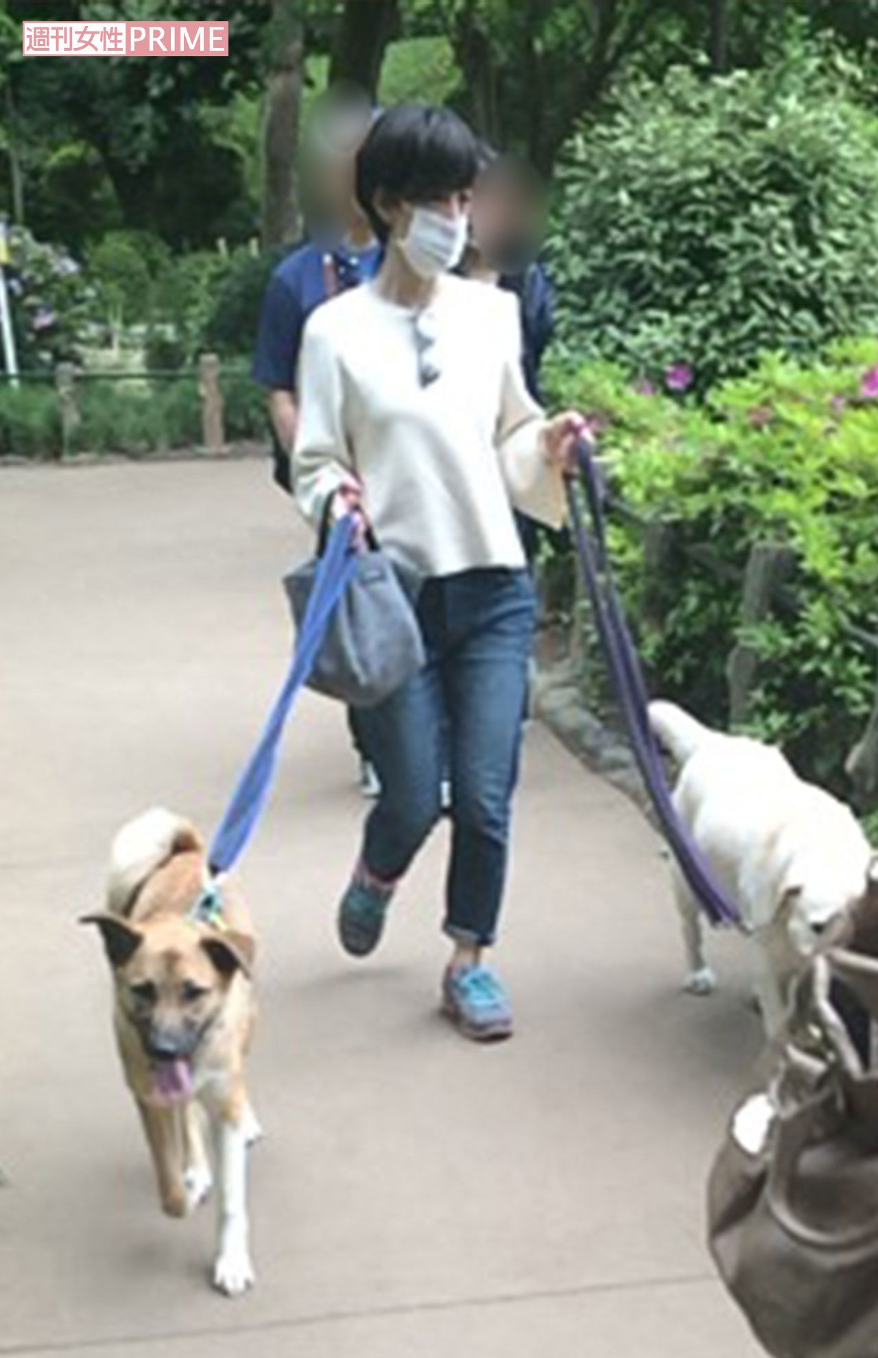 慣れた足どりでゆっくりと公園内を散歩する滝川クリステル