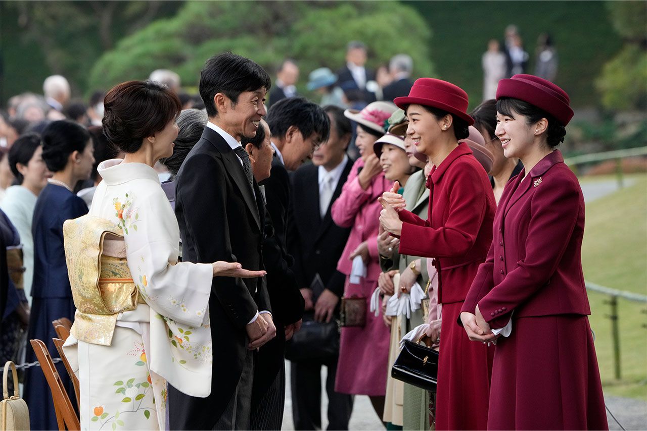 愛子さまと佳子さまが公務に励まれる様子。一緒の公務の際には楽しそうに会話されることも多い