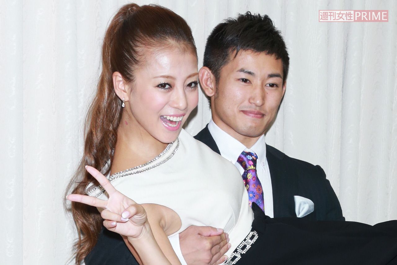 2014年の結婚会見時、前夫の才賀紀左衛門に抱きつくあびる優