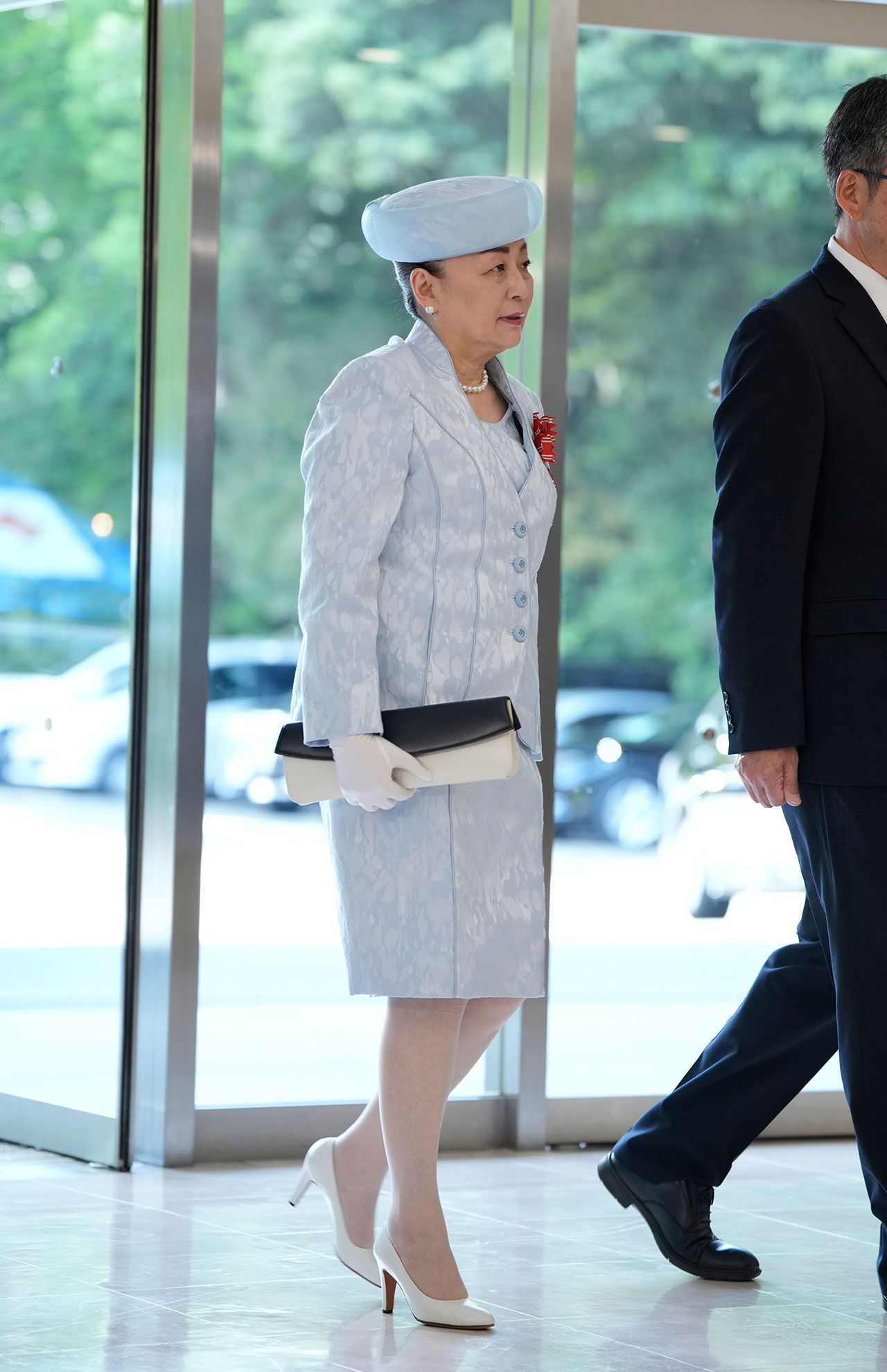 5月13日に開催された令和8年全国赤十字大会。信子さまは、レース調のデザインが施されたスノーブルーのスーツでご臨席。バイカラーのハンドバッグがおしゃれ