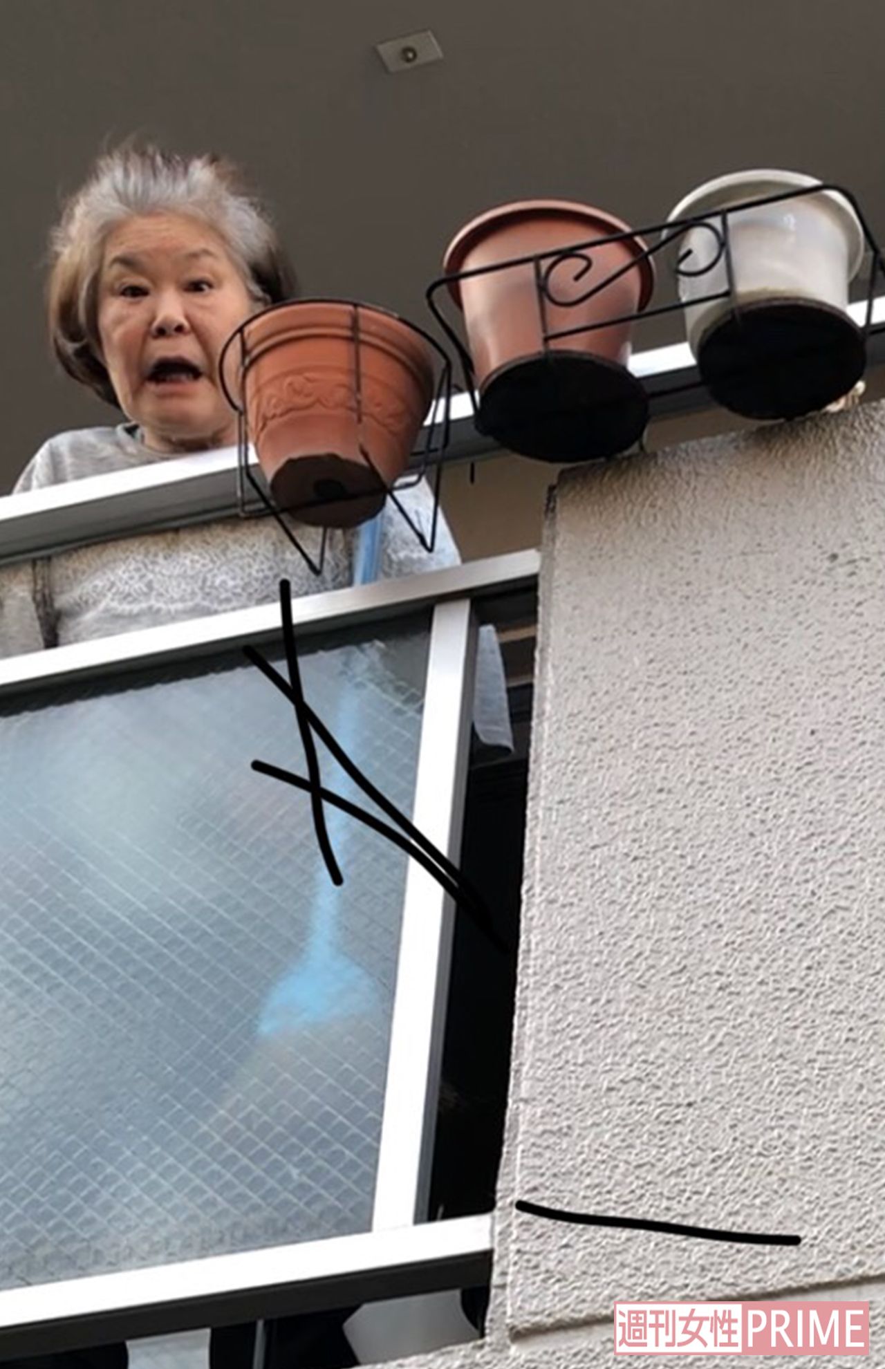 住人に砂を投げつける犯行の瞬間。洗濯物も狙って投げつけ泥まみれに（読者提供）