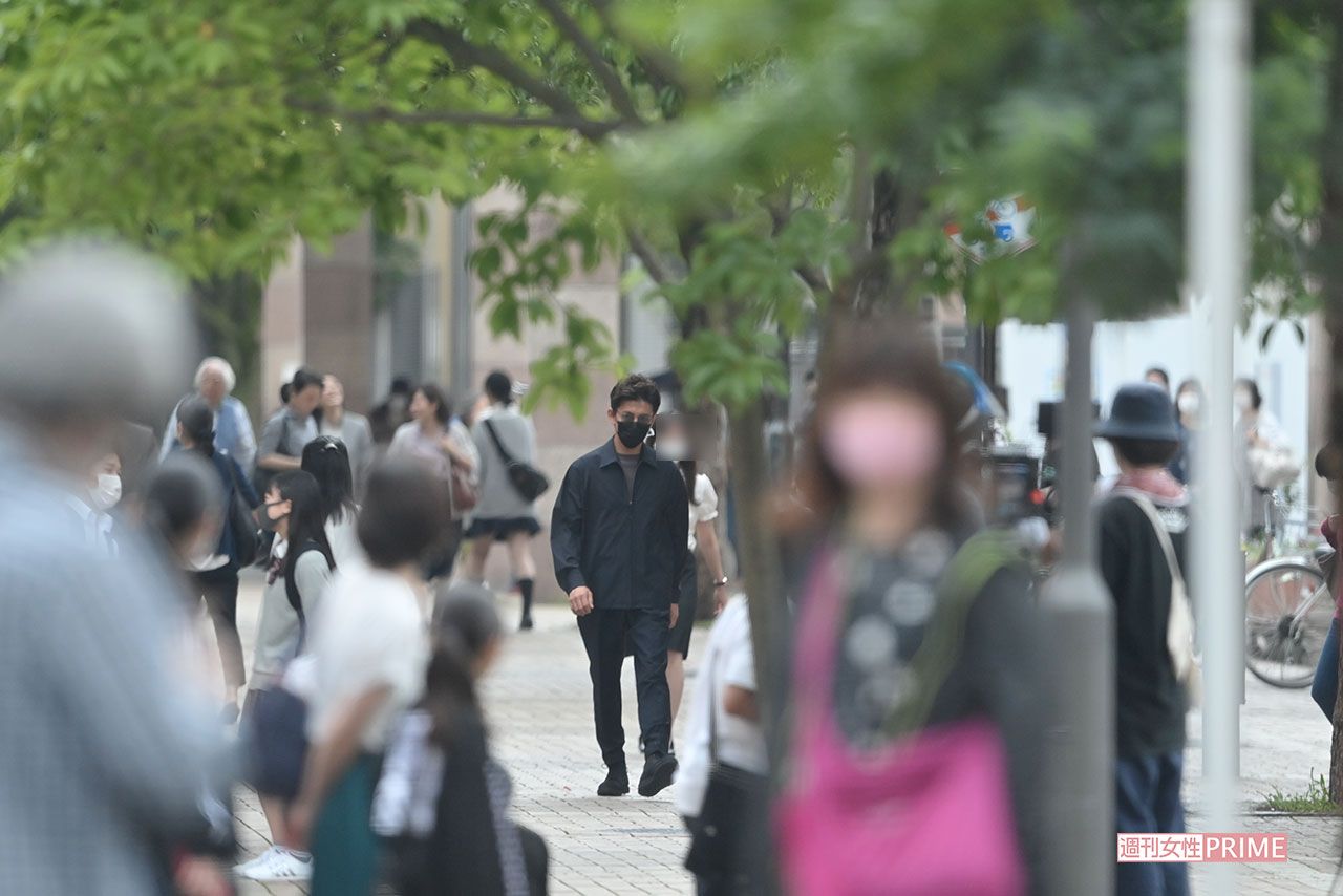 6月下旬の『BG』ロケにて。オーラを隠しきれない真っ黒マスク姿の木村拓哉