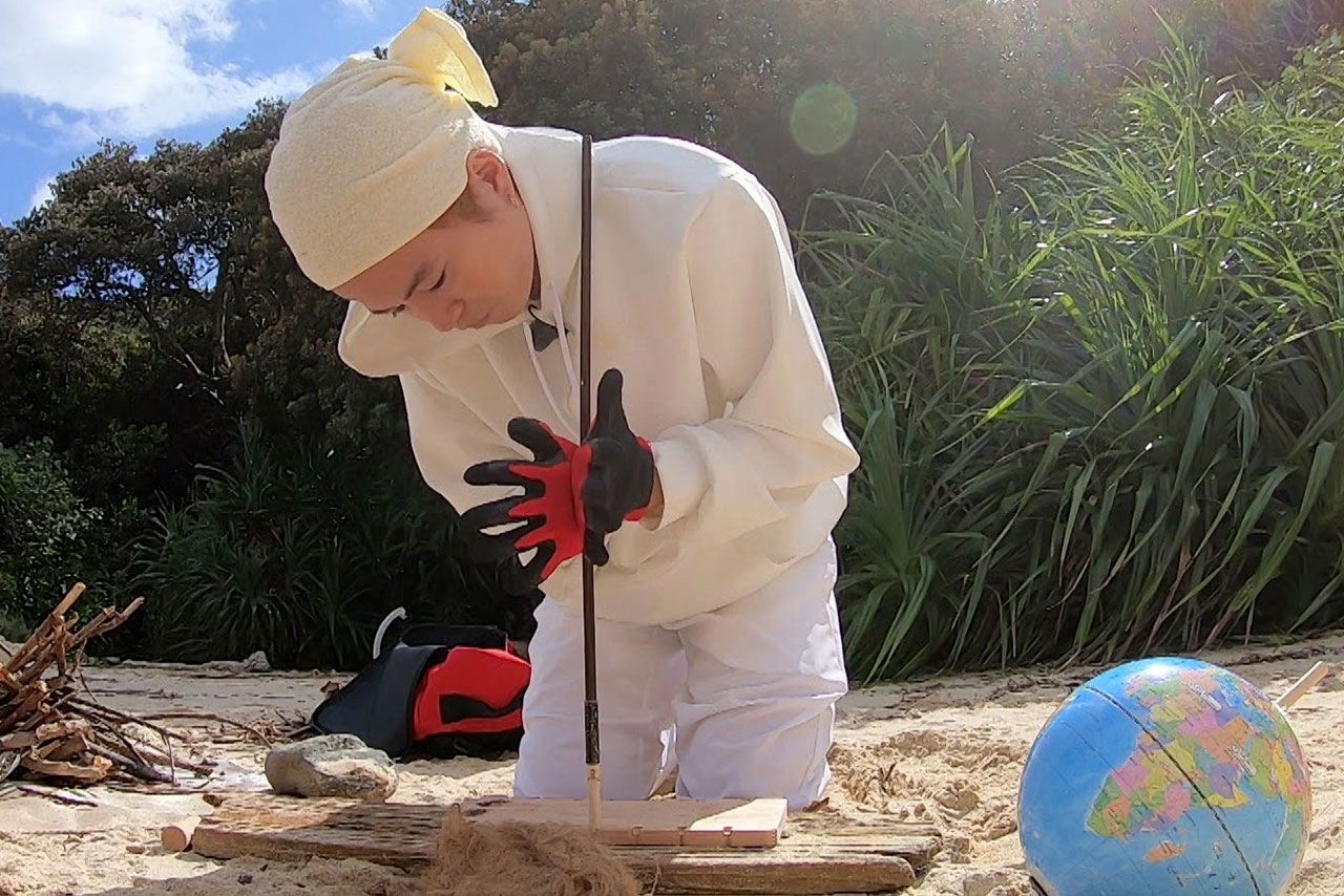 新年スペシャルの脱出島企画で火おこしをする『SexyZone』の菊池風磨（『アイ・アム・冒険少年』公式ツイッターより）