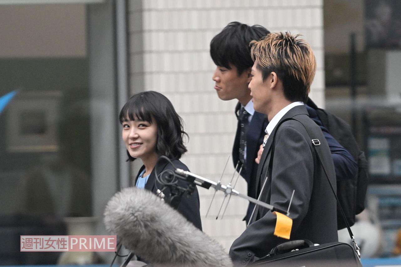 ドラマ『ファーストペンギン！』のロケに参加する、奈緒、鈴木伸之、上村侑。奈緒は、撮影後スタッフと記念撮影をして次の現場へ