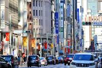 東京銀座の“地べた族”に嫌悪感も「ベンチとゴミ箱置け」の指摘続出、中央区が明かした設置の“高い壁”と美化対策