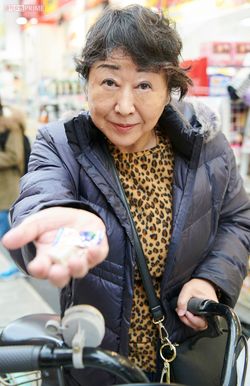 インタビュー中でもかまわずアメちゃんを差し出すのが大阪のオバチャン