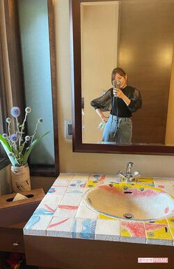 外出先で、洗面台がかわいくて思わずパシャリ。季節の花が飾ってあると気分も和みます