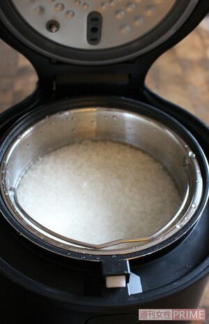 お米をといでざる釜に入れる。内釜の目盛りに合わせて水を入れてざる釜をセットして水に浸す
