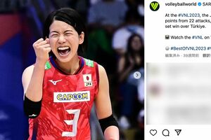 パリ五輪に出場した元バレー女子日本代表・古賀紗理那の“プールで浮き