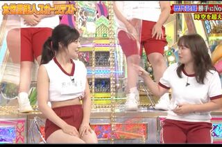 '21年10月放送の『ロンドンハーツ』にへそ出しルックで出演した熊田（左）