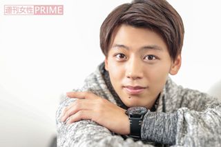 2016年3月8日号より未掲載カット。『スミカスミレ45歳若返った女』（テレビ朝日系）で20歳に若返ったヒロイン・如月すみれ（桐谷美玲）が通う、椿丘大学・黒崎ゼミのイマドキの大学生、辻井健人役を演じた。「僕が演じるのは、大学のゼミの中でも盛り上げ役。僕もクラスではあんな感じでしたね。あ、あんなにチャラくないですよ（笑）」