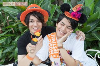 パンプキンのマッシュポテトがアイスみたいな牛カルビコーンは1個500円。「ジューシーなカルビとかぼちゃの甘みが合う！」（崎山）、「さすが、食レポもイケるね～」（中尾）　撮影／廣瀬靖士 (c)Disney