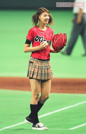 東京ドームで始球式を務めた吉川ひなの（1998年）