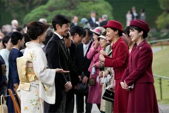 愛子さまと佳子さまが公務に励まれる様子。一緒の公務の際には楽しそうに会話されることも多い