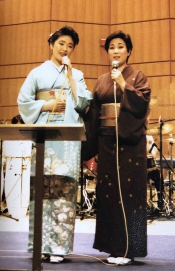 島倉千代子さん（右）とデビューして間もない多岐川舞子（左）（本人提供）